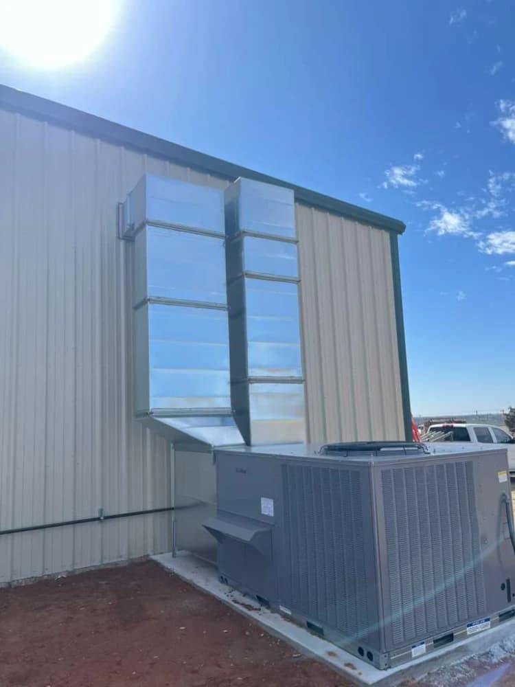 Rooftop exhaust fan for a commercial kitchen